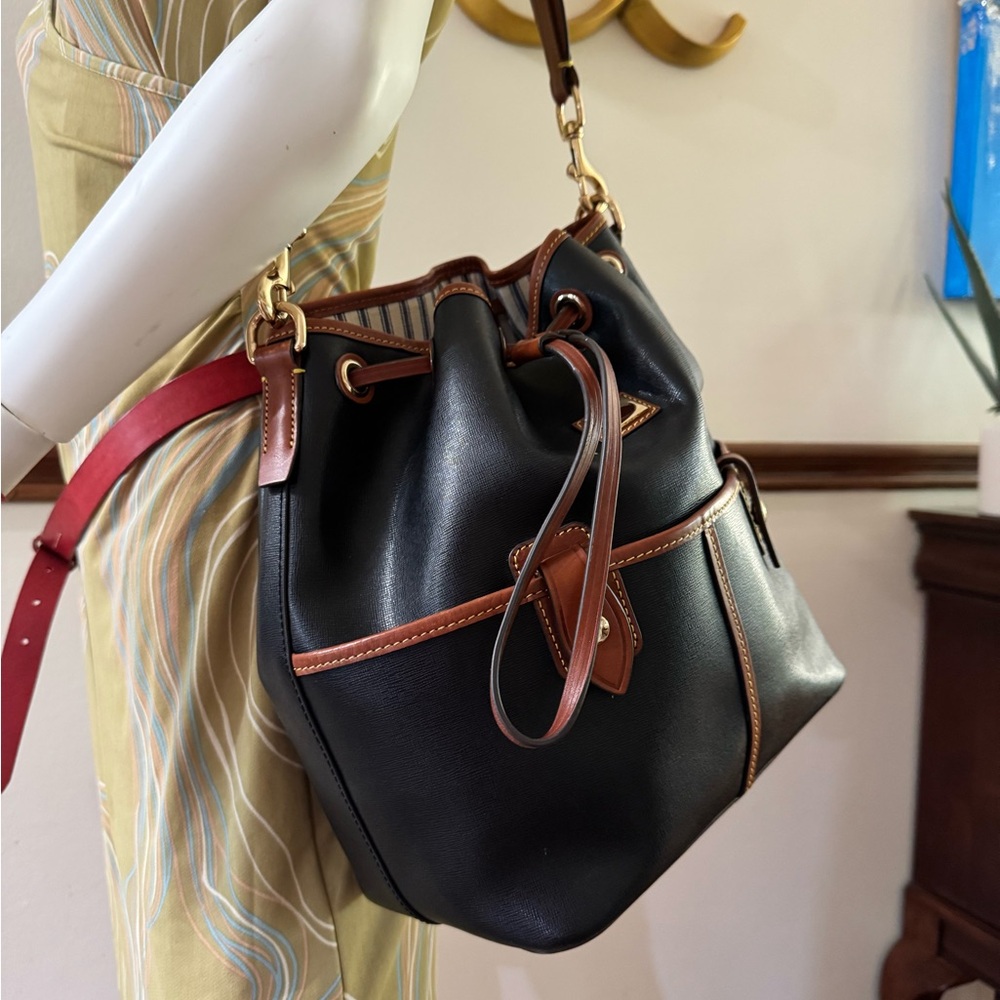 Dooney & Bourke Wayfarer Large Drawstring Leather Bucket Bag - Picture 2 of 10